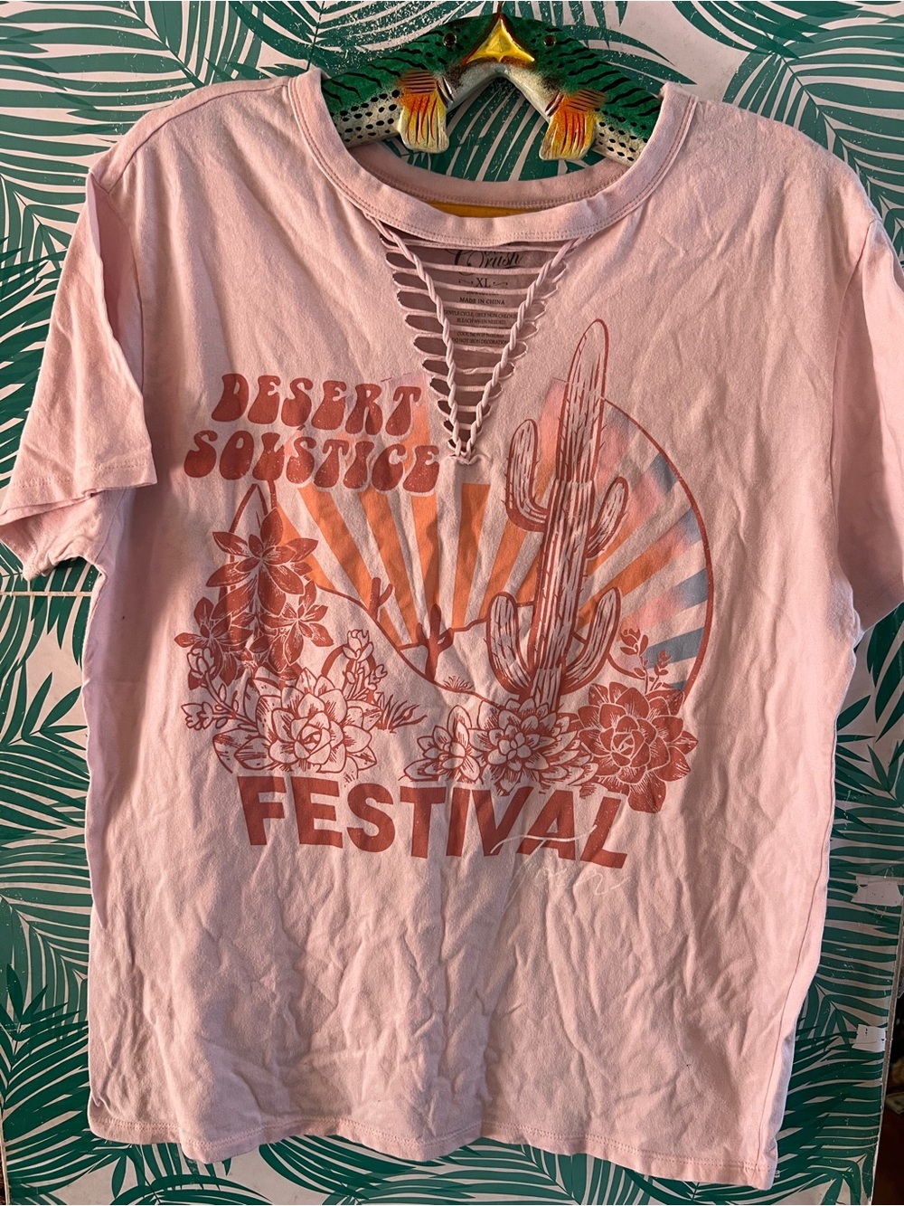 Gold Rush Desert Solstice Festival Pink Graphic Tee Sz XL v neck detail